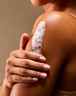 Gingham Body Wash image number null
