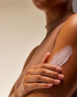 Champagne Toast Exfoliating Glow Body Scrub image number null